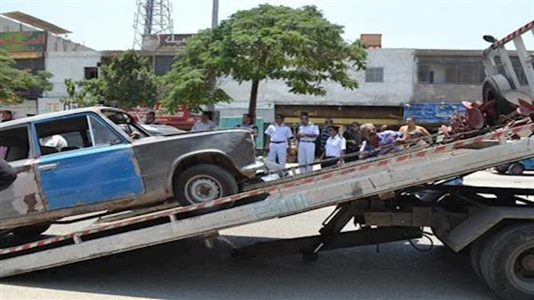 متروكة ومتهالكة في الشوارع.. رفع 35 سيارة ودراجة نارية بالقاهرة والجيزة
