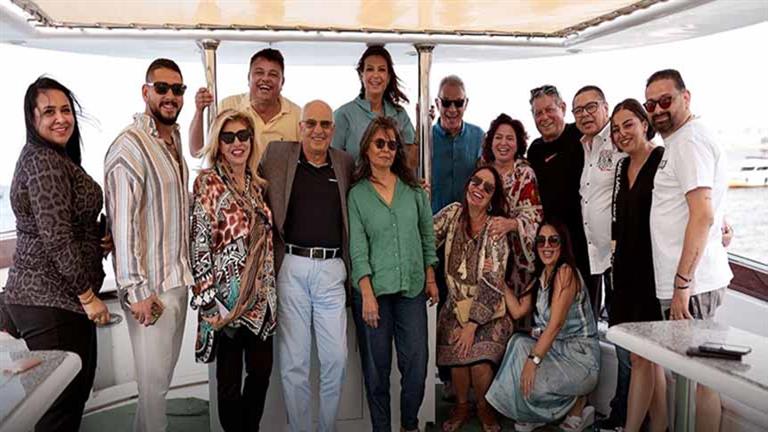 إلهام شاهين ومحمود حميدة.. صور جديدة من الجولة البحرية للنجوم في الإسكندرية