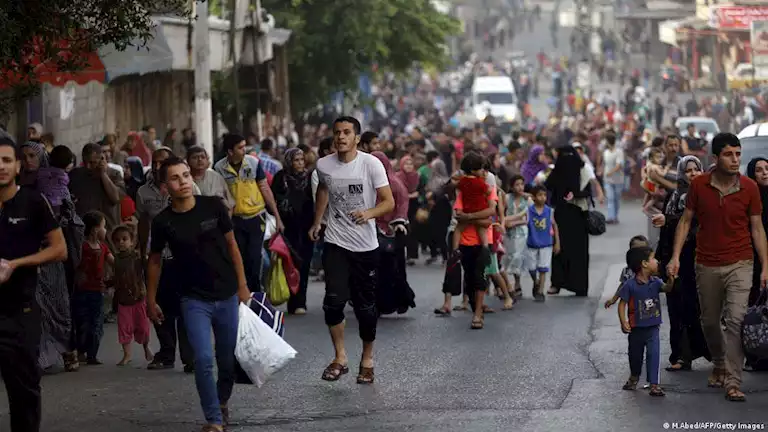 بعد أوامر الإخلاء.. مئات الفلسطينيين ينزحون قسرا من حي الشجاعية شرق غزة