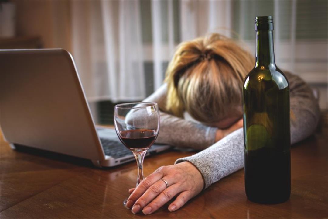 ماذا يحدث للمرأة عند شرب الكحوليات بعد انقطاع الطمث؟