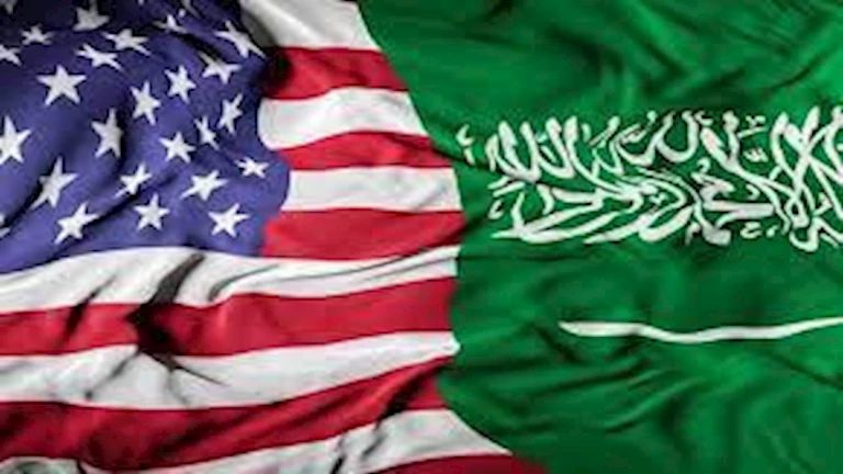 تزامنا مع زيارة ترامب.. تركيب الأعلام السعودية والأمريكية بشوارع الرياض 
