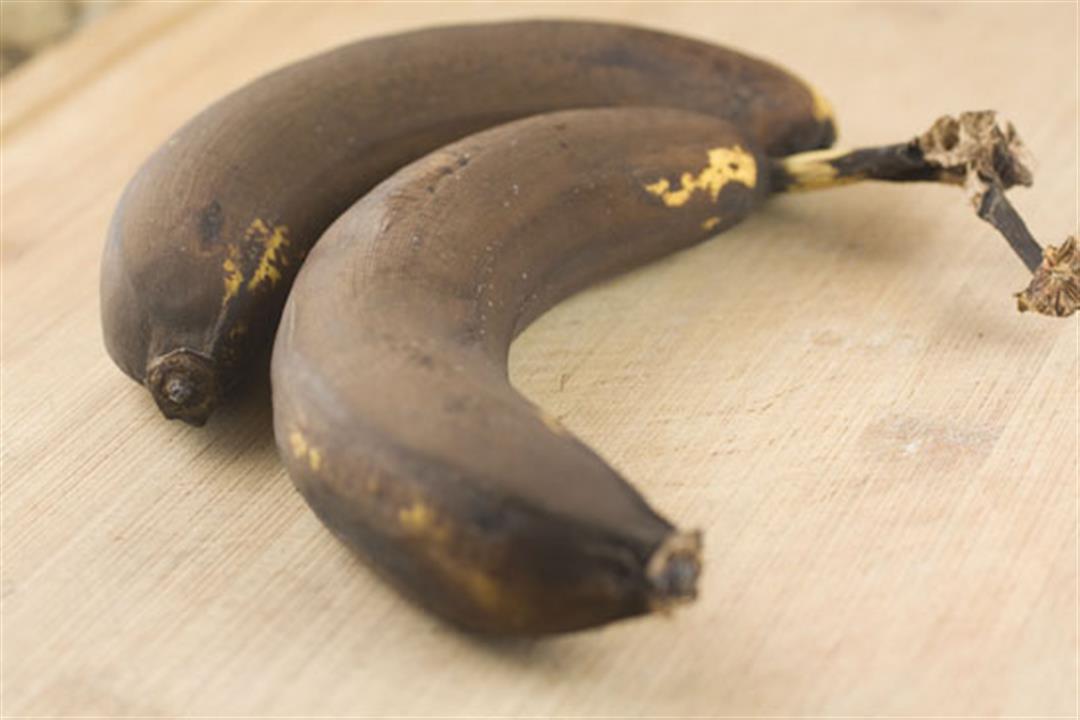 ماذا يحدث لجسمك عند تناول الموز بعد اسمرار قشرته؟
