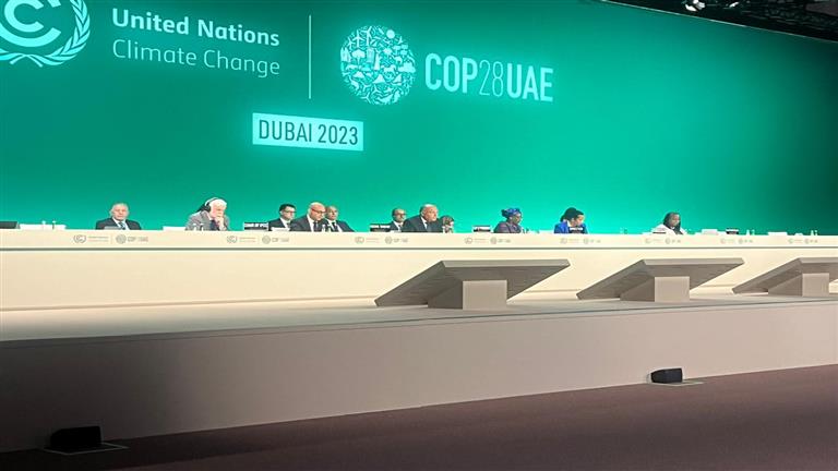 مصر تُسلم رئاسة مؤتمر المناخ إلى دولة الإمارات