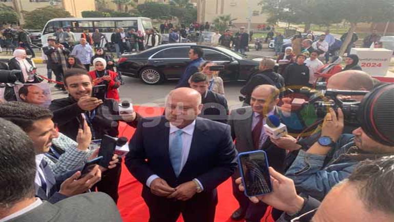 مرشح رئاسي ووزير يدلون بصوتهم الانتخابي في مدرسة واحدة بالقاهرة الجديدة