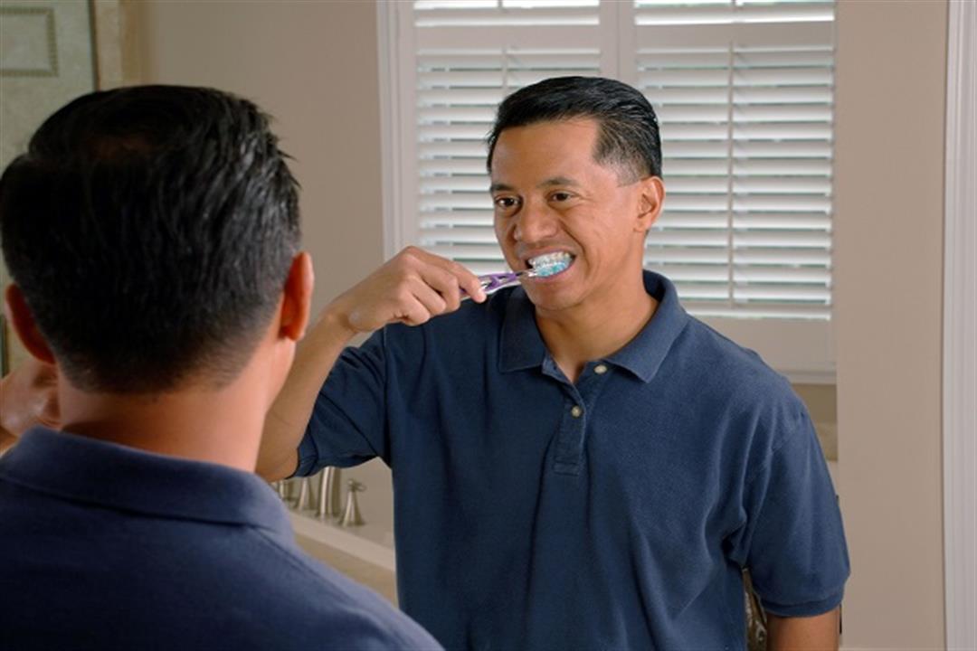 بخلاف الفرشاة والمعجون- 4 طرق تمنحك أسنان نظيفة