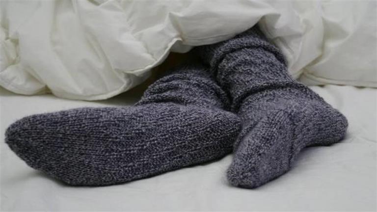 خبير ينصح بارتداء الجوارب أثناء النوم- فوائده مهمة 