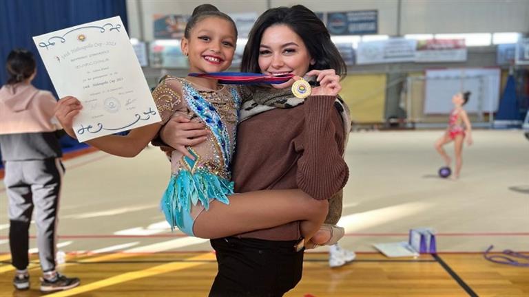 ابنة الإعلامية خلود زهران تحصد الميدالية الذهبية ببطولة هليوبوليس الدولية باليونان