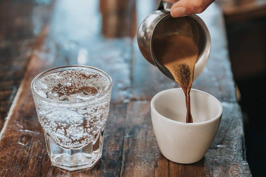 هل شرب الشاي والقهوة يغني عن الماء؟