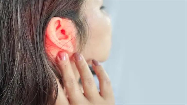 التهاب الأذن الوسطى.. طبيب يكشف الأسباب