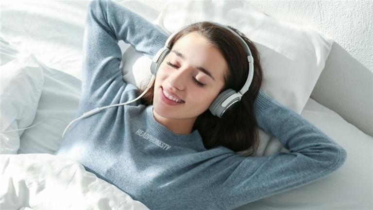 احذر المخاطر.. أضرار النوم مع تشغيل سماعات الأذن