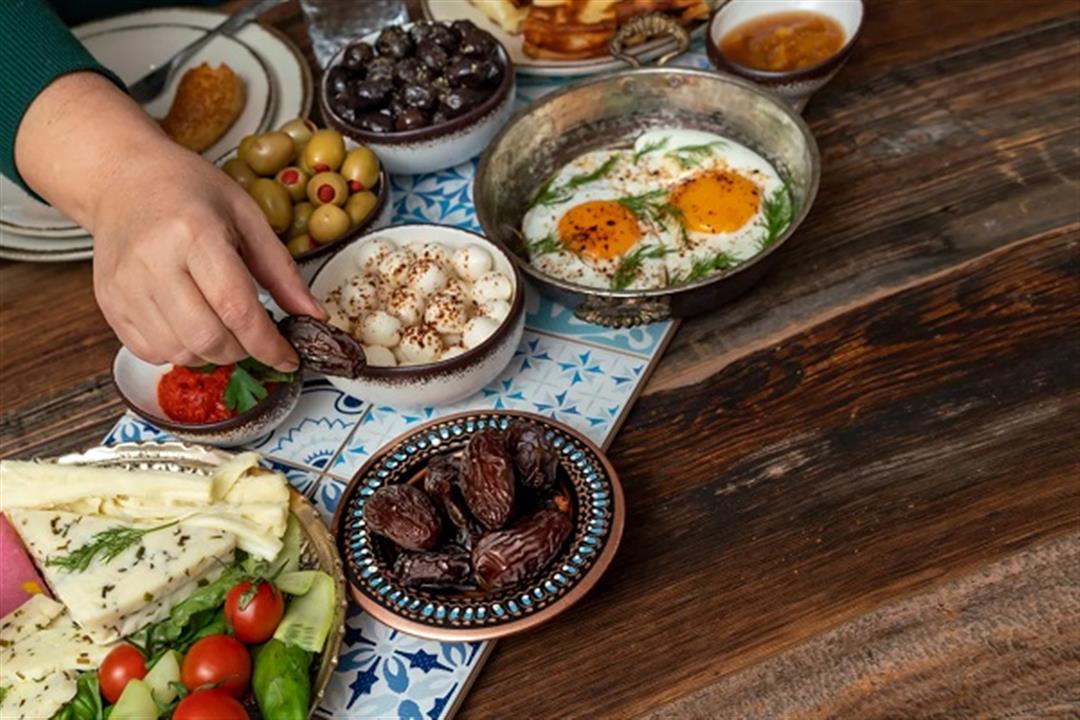 الفول Vs الزبادي- أيهما أفضل لوجبة السحور في رمضان؟