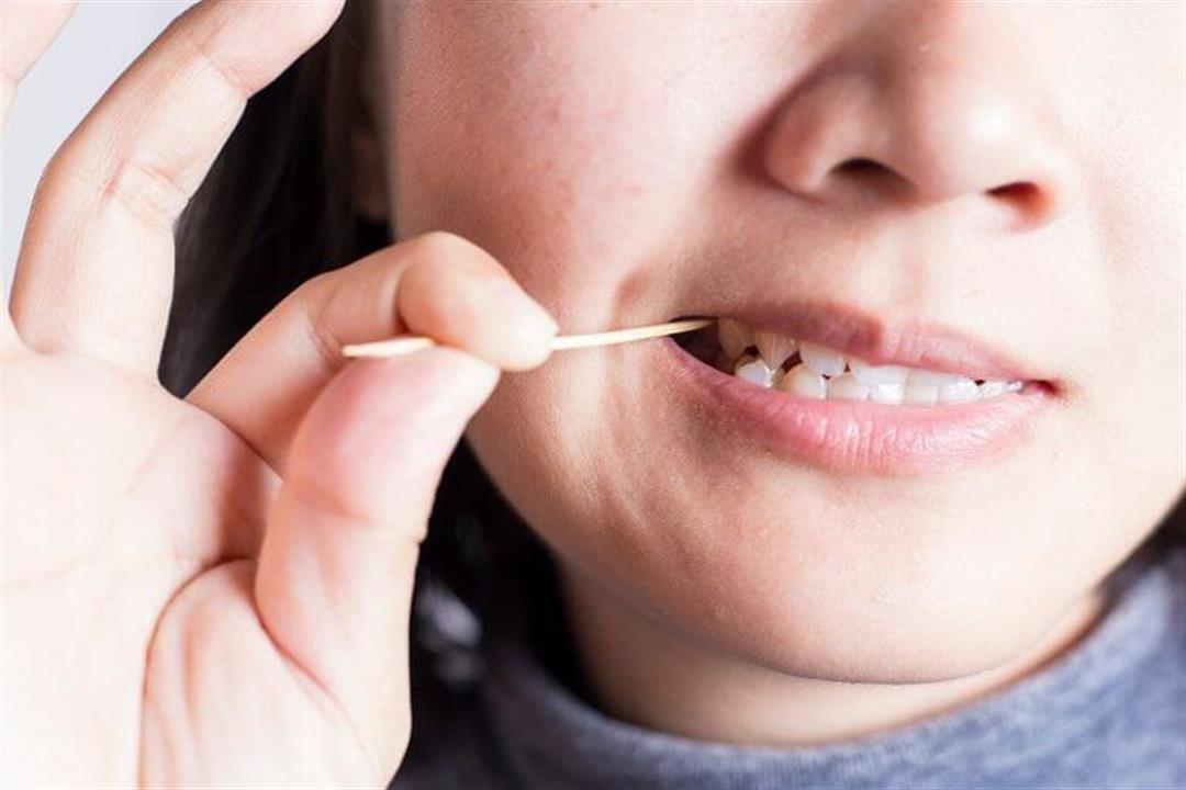طبيبة تحذر من خلة الأسنان: تسبب هذه الأضرار