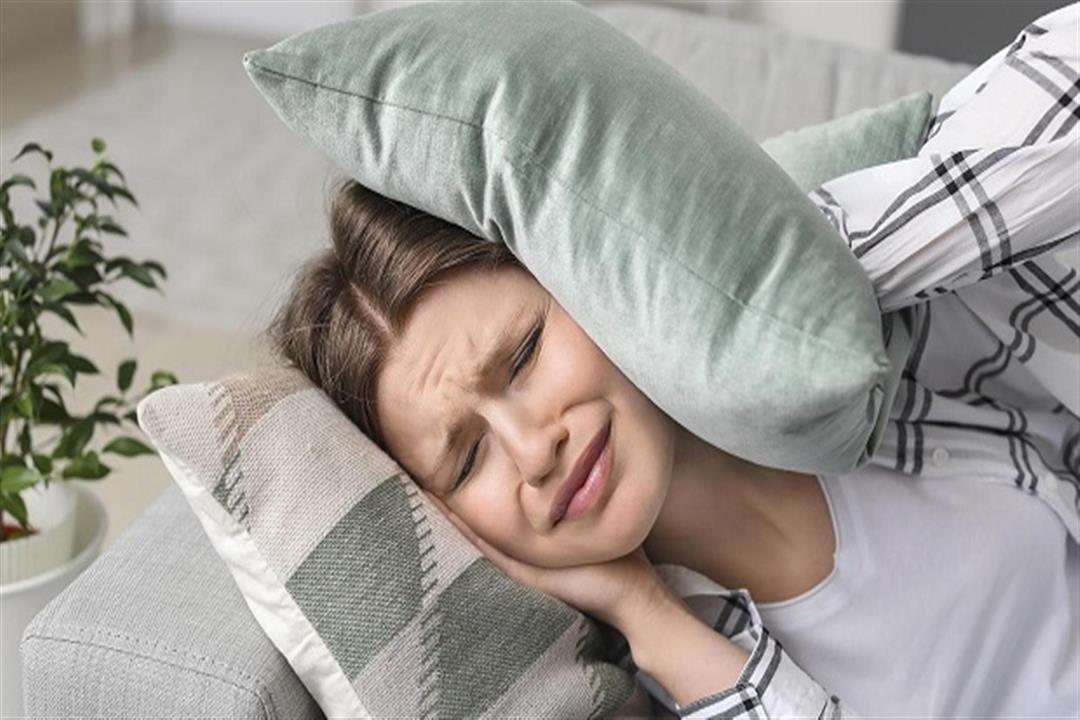 5 طرق للتعامل مع طنين الأذن عند النوم