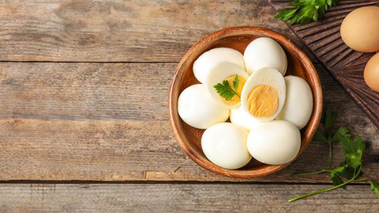 ما كمية البيض المسموح بتناوله في اليوم؟