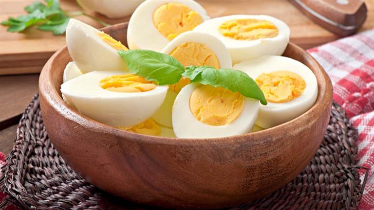 متى يرفع البيض نسبة الكوليسترول في الدم؟