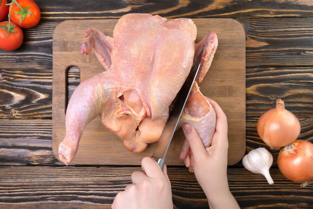 خبيرة تغذية تحذر من تناول هذه الأجزاء في الدجاج