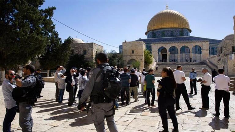 مصادر فلسطينية : مستعمرون يقتحمون المسجد الأقصى