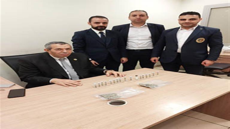 ​القبض على أجنبي حاول إخفاء "ماريجوانا" داخل أحذيته في المطار