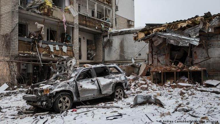 مقتل 3 أشخاص وإصابة آخرين في قصف على منطقة خيرسون الأوكرانية
