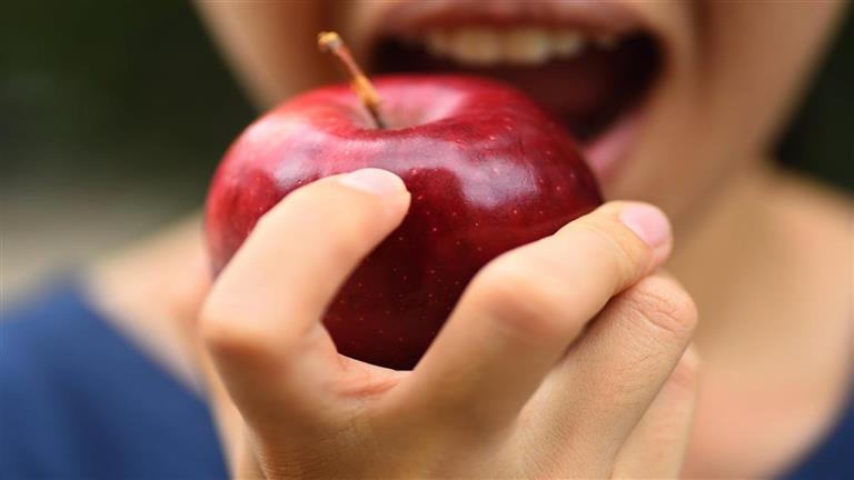 دراسة: طريقة جديدة لعصر التفاح تعزز فوائده الصحية