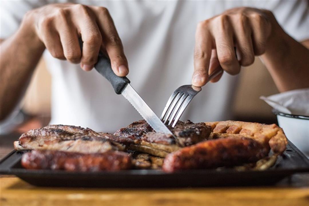 تعشق اللحوم- احذر من 4 مشكلات تهدد جهازك الهضمي