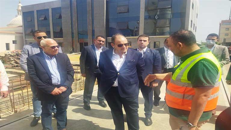 يدعم القطاع الطبي.. وزير الصناعة يتفقد مصنع إنتاج الغازات في بورسعيد - صور