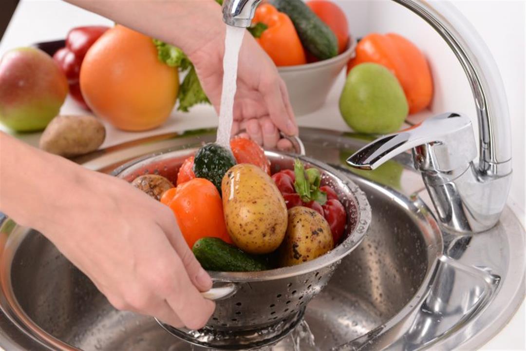 أسوأ 3 طرق لغسل الفواكه والخضروات.. إليك الآمنة