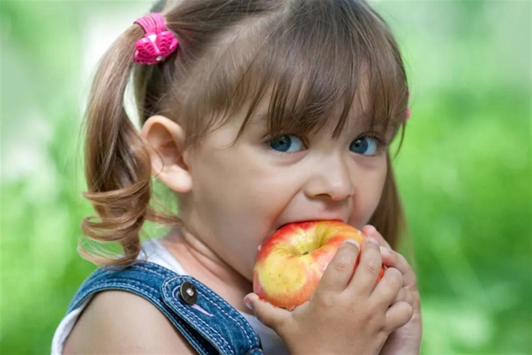 ماذا يحدث لطفلِك إذا تناول التفاح يوميًا؟
