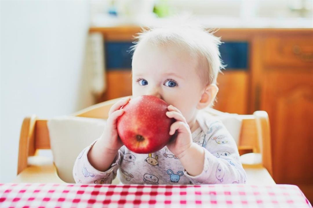 التفاح للرضع- طبيب يوضح العمر المناسب لتناوله