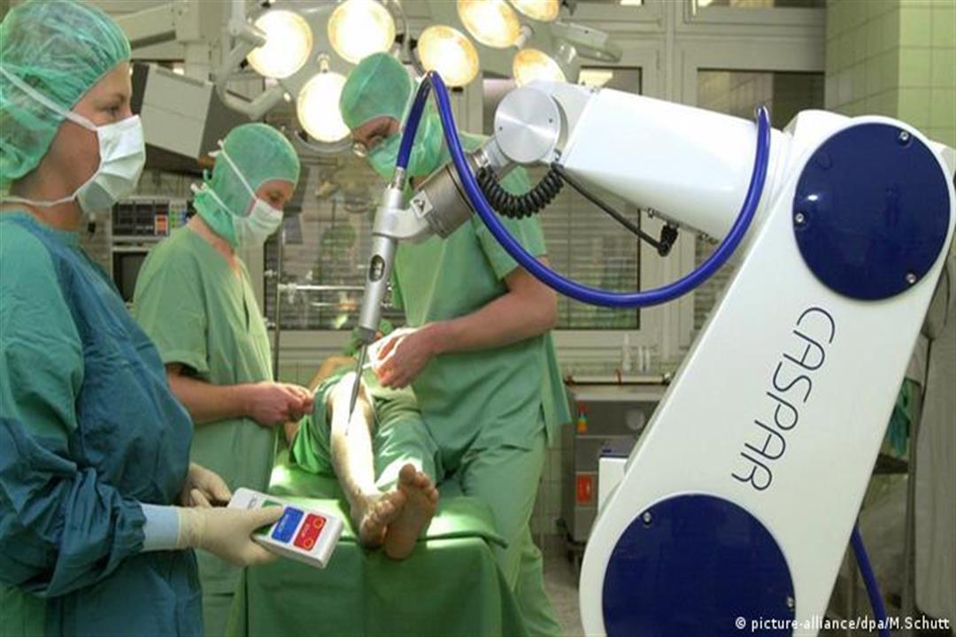 لأول مرة.. روبوت ينفذ عمليات جراحية في مستشفى بريطاني