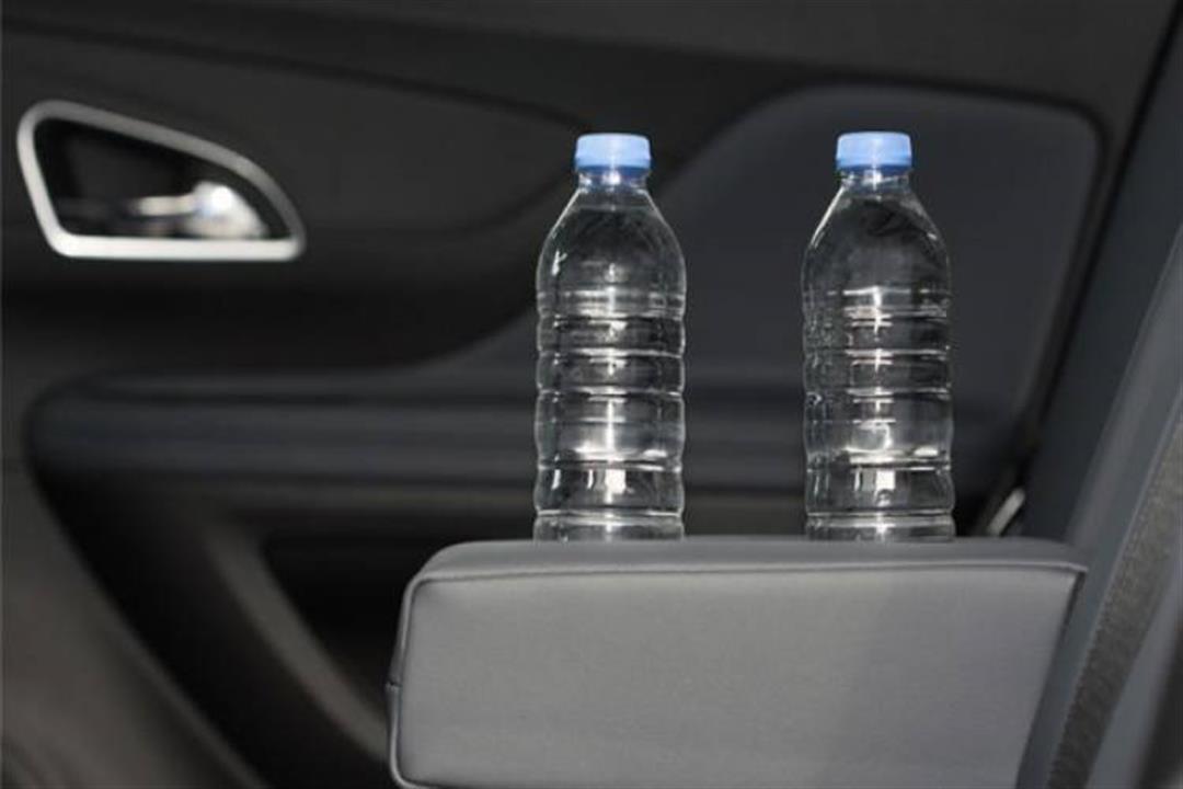 هل شرب الماء من زجاجة محفوظة في السيارة آمن؟