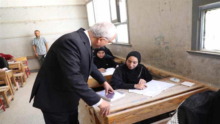 وزير التعليم:  745 ألف طالب يخوضون امتحانات الثانوية.. وحيازة الموبايل جريمة