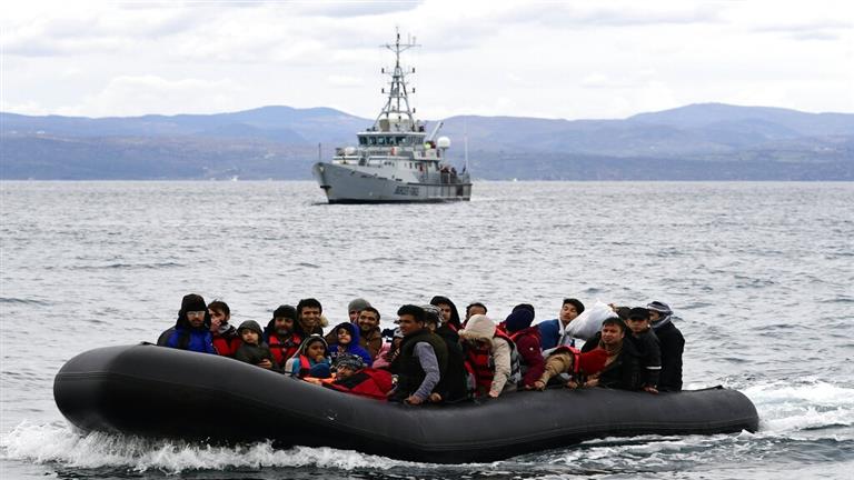 اليونان تسقط تهم 9 مصريين بعد تسببهم في غرق قارب به مئات المهاجرين