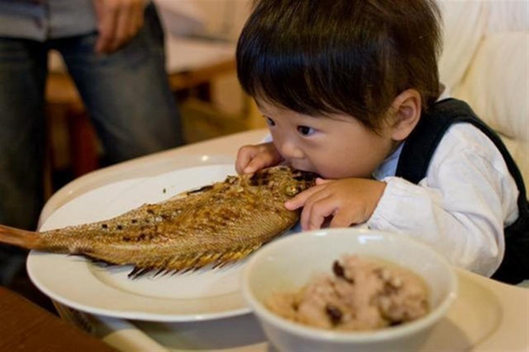 متى يأكل الرضيع السمك؟