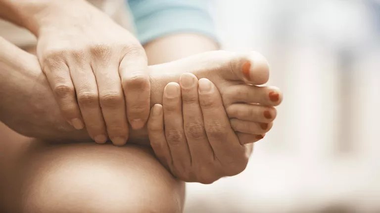 احمِ ساقيك من المخاطر: 3 نصائح للوقوف الطويل بأمان
