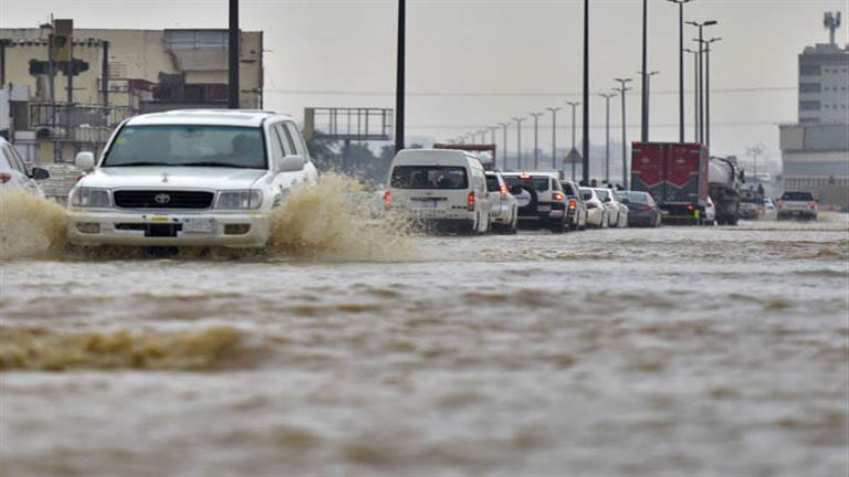أمطار غزيرة في السعودية والسلطات تناشد المواطنين بعدم الخروج من المنزل (فيديو)