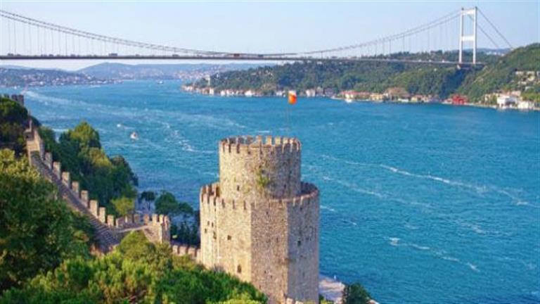 تركيا توقف مؤقتا حركة السفن في مضيق "الدردنيل"