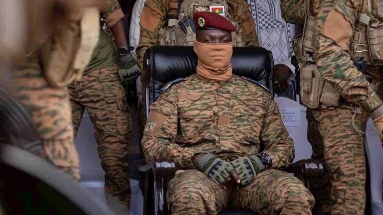 حفاظًا على الوحدة الوطنية.. رئيس بوركينا فاسو يعلن حل الأحزاب السياسية