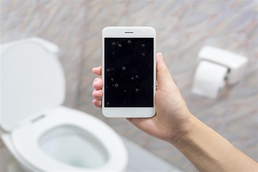 احذر- استعمال الموبايل في الحمام يعرضك لهذه الأضرار