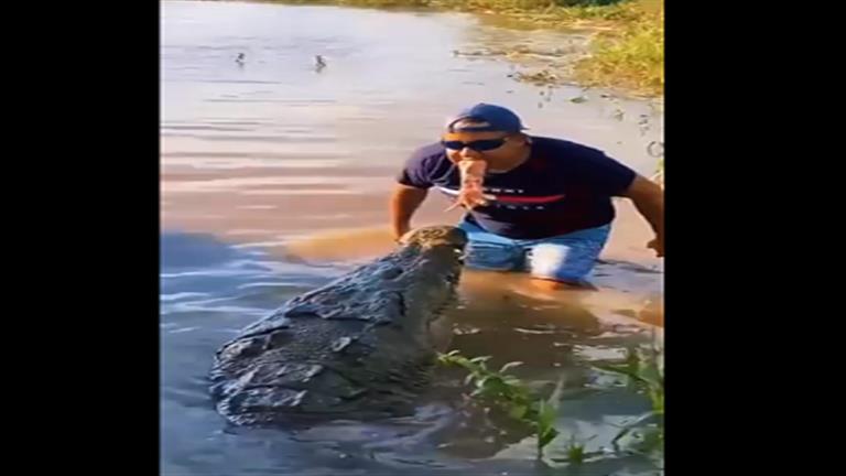 عبر فمه.. رجل هندي يثير الجدل بإطعام تمساح بطريقة خطر للغاية
