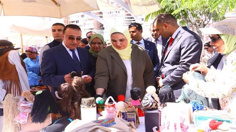 بالصور- وزيرة التضامن ومحافظ الإسكندرية يفتتحان معرض المنتجات اليدوية في حملة "الألف كيلو متر"