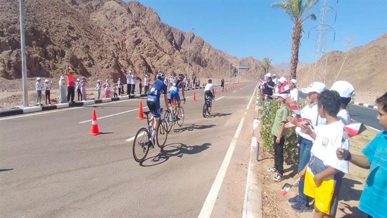 استقبلهم الأهالي بالأعلام.. وصول المشاركين في سباق الدراجات الدولي إلى دهب - صور