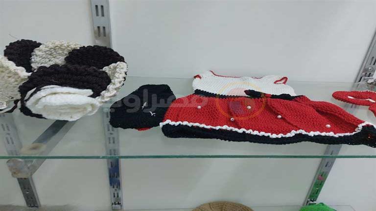 مشروع مضمون.. "جينا" تدرب الفتيات على الكروشية والهاند ميد في سوهاج - فيديو وصور 