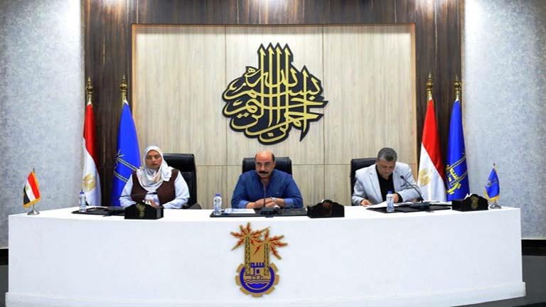 محافظ أسوان للمدارس: استقبلوا الطلاب بالورود والبالونات (صور)