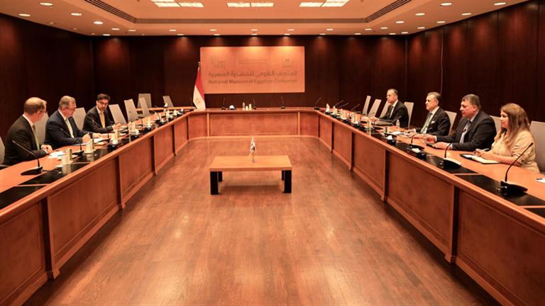 وزير السياحة يبحث مع المبعوث التجاري البريطاني زيادة عدد رحلات الطيران