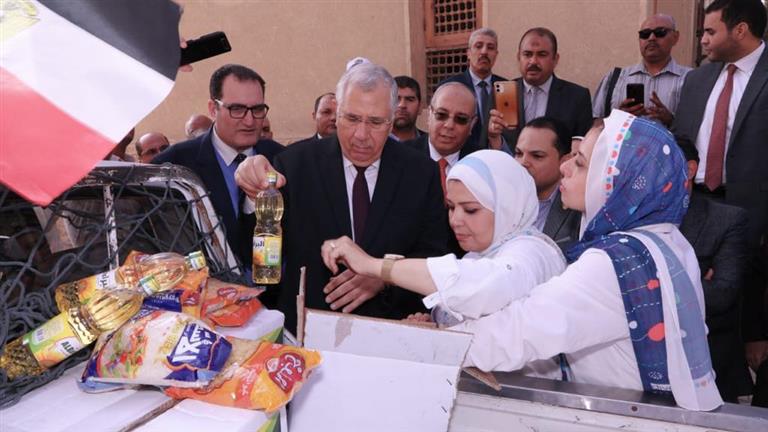 وزير الزراعة يطلق أكبر قافلة منافذ متحركة بالسلع الغذائية إلى محافظة شمال سيناء 