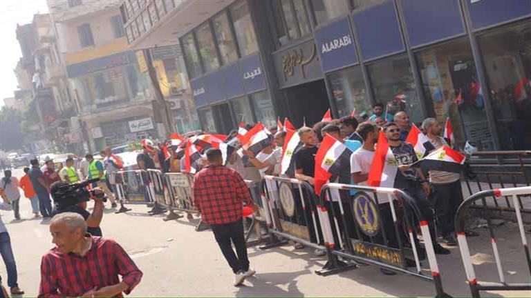 توافد مئات المواطنين لتوثيق توكيلات للرئيس السيسي ( صور)