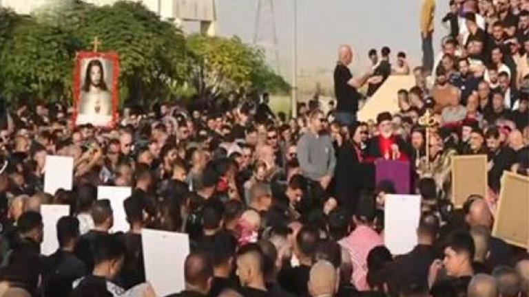 آلاف العراقيين يشيعون عددا من ضحايا فاجعة قاعة أفراح نينوي