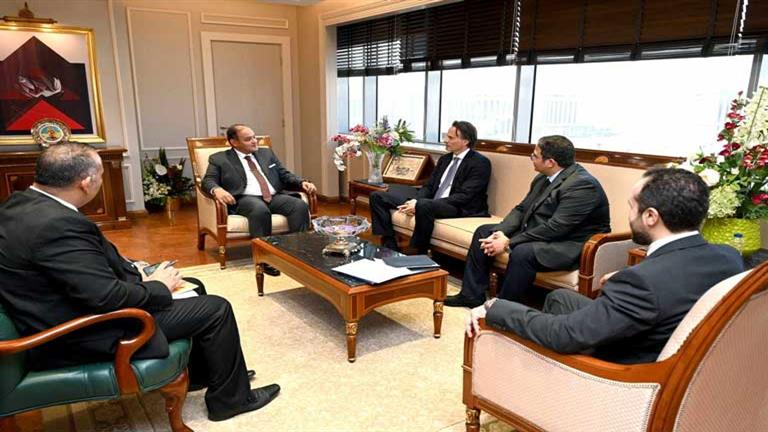وزير التجارة يبحث مع ممثلي شركة دانون خطط الشركة المستقبلية بمصر
