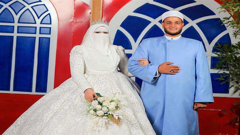 فوتوسيشن بالعمة والكاكولا.. إمام أشهر مساجد المنيا يحتفل بعقد قرانه بالزي الأزهري